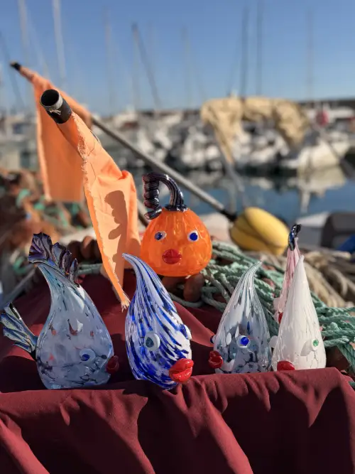 Dessert et café servis sur une table en bois