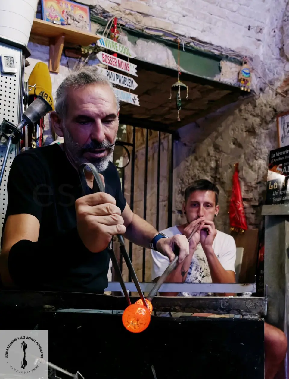 sur une table en bois