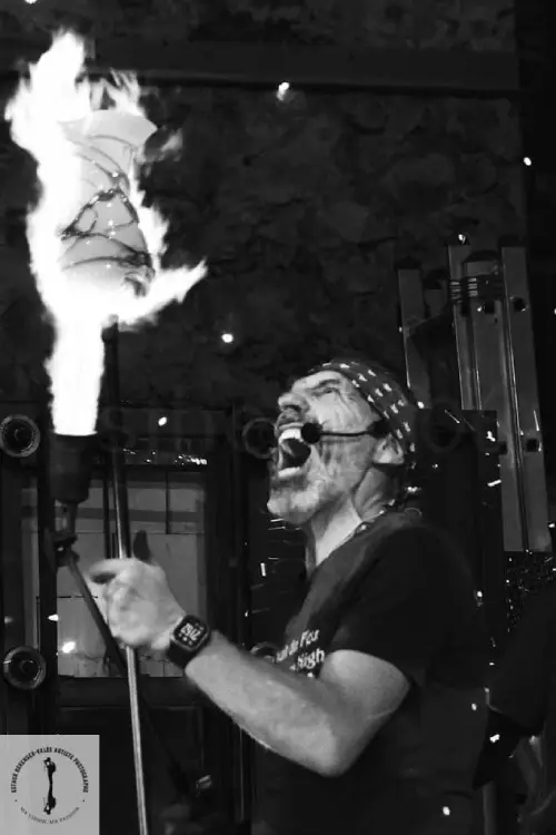 servis sur une table en bois