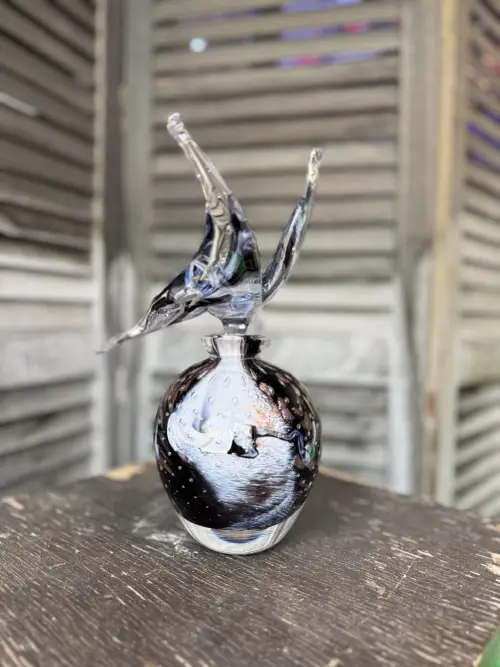 Dessert et café servis sur une table en bois