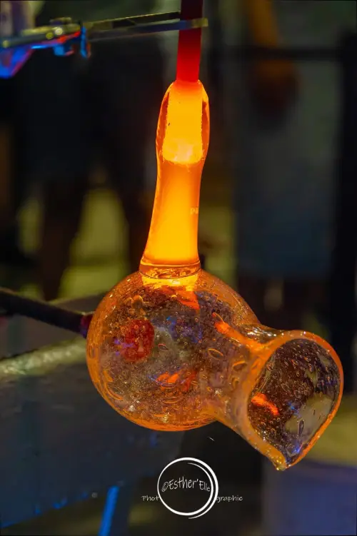 Dessert et café servis sur une table en bois