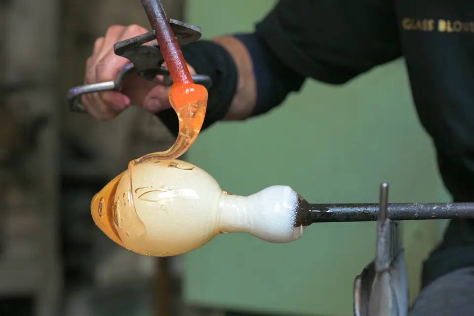 dans son atelier d’Antibes. Son travail allie techniques classiques