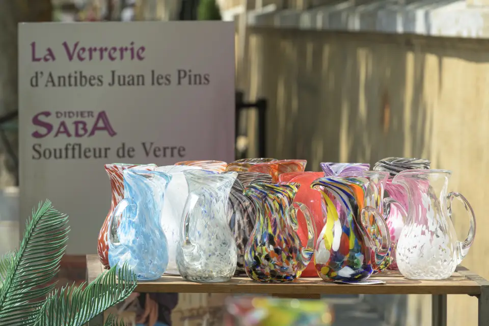 Dessert et café servis sur une table en bois