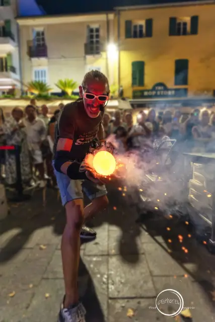 Dessert et café servis sur une table en bois